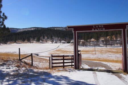 Besneeuwde ranch op een bergpas onderweg in West Texas